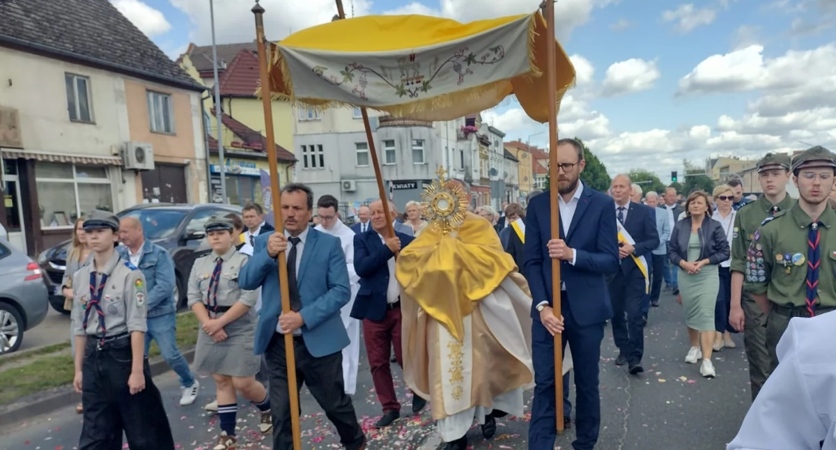 Kościół Religia, Tradycja wspólnota Procesja eucharystyczna przeszła ulicami Jastrowia - zdjęcie, fotografia