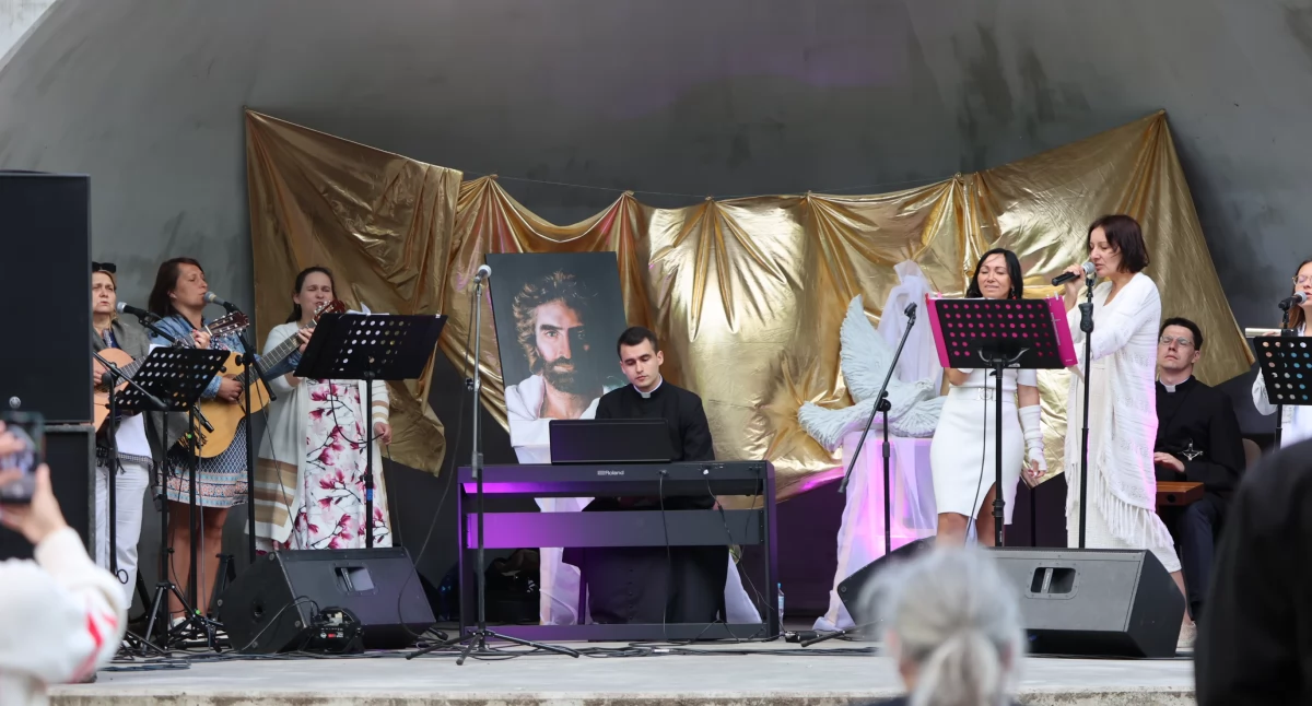 Koncerty muzyka, pełen modlitwy Koncert „Jezus żyje” scenie parku - zdjęcie, fotografia