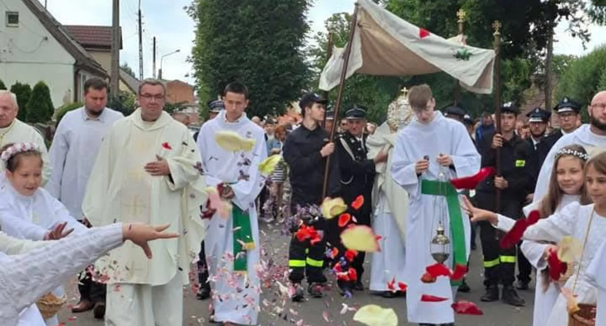 Kościół Religia, Wierni Krajenki uczcili Boże Ciało tradycyjną procesją - zdjęcie, fotografia
