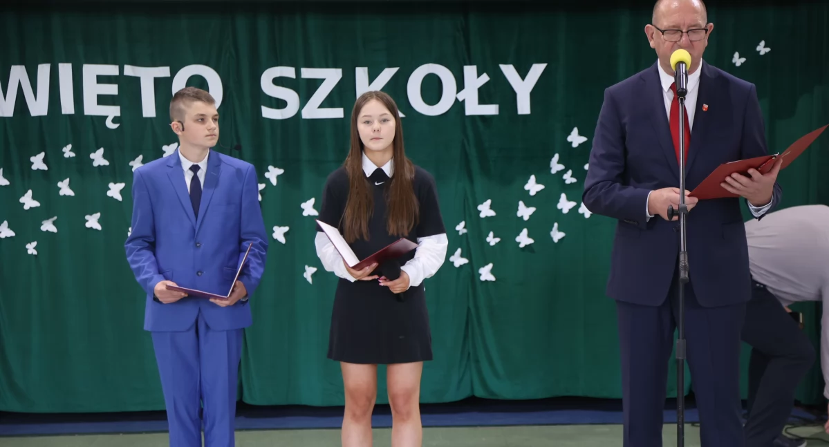 Edukacja, Szkoła Marii Konopnickiej Krajence Były gratulacje wspomnienia - zdjęcie, fotografia