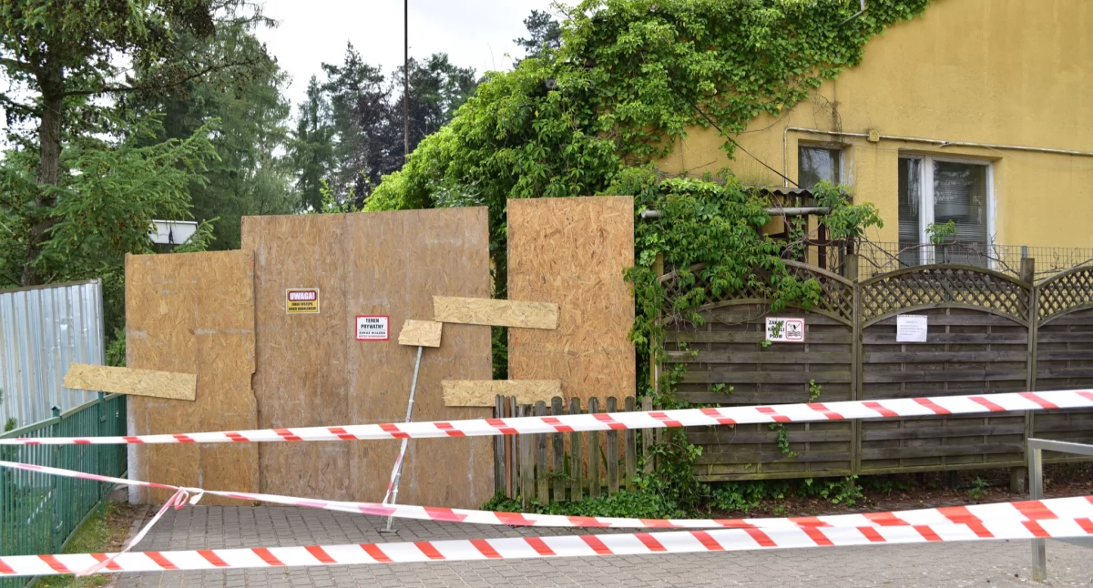 Komunikaty i przetargi, Dawny lokal Jastrowiu sypie Miasto czeka rozbiórkę - zdjęcie, fotografia