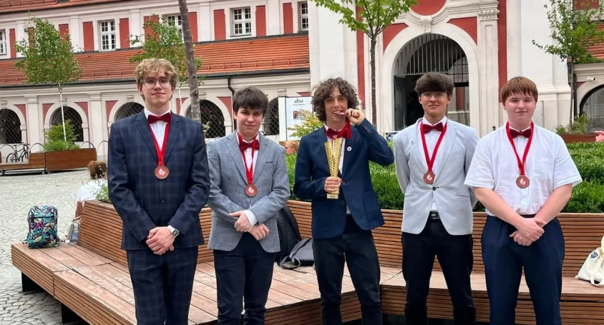 Edukacja, Mocne argumenty podium Sukces debatantów Złotów - zdjęcie, fotografia