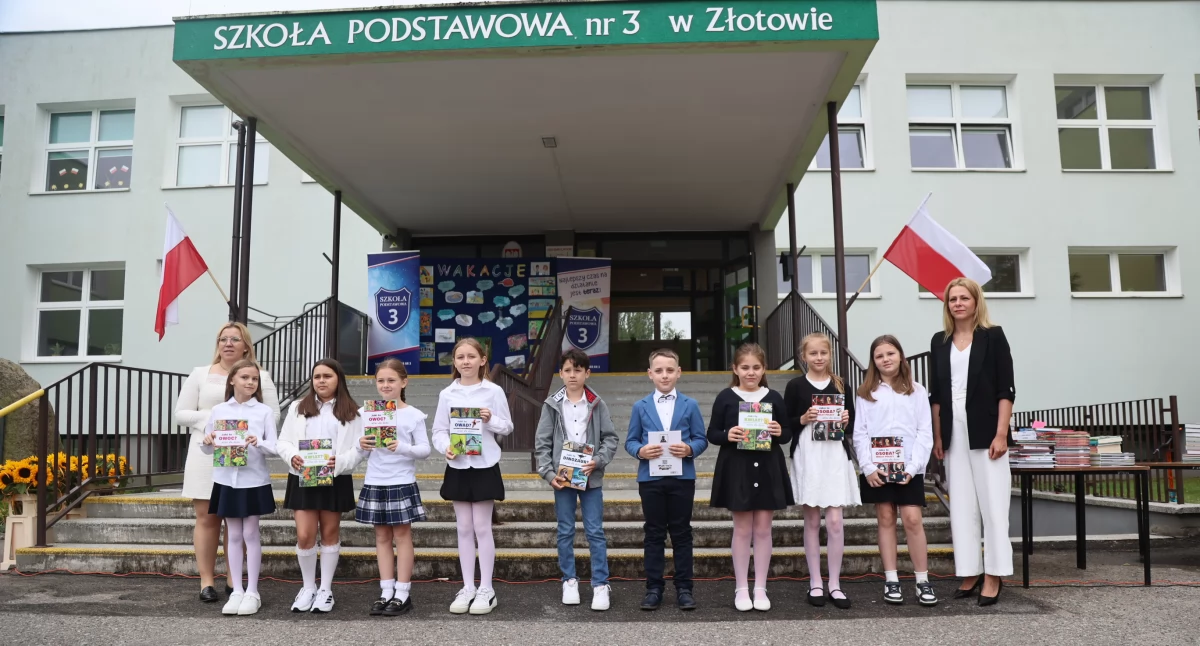 Edukacja, Ostatni dzwonek Świadectwa rozdane wakacje rozpoczęte - zdjęcie, fotografia