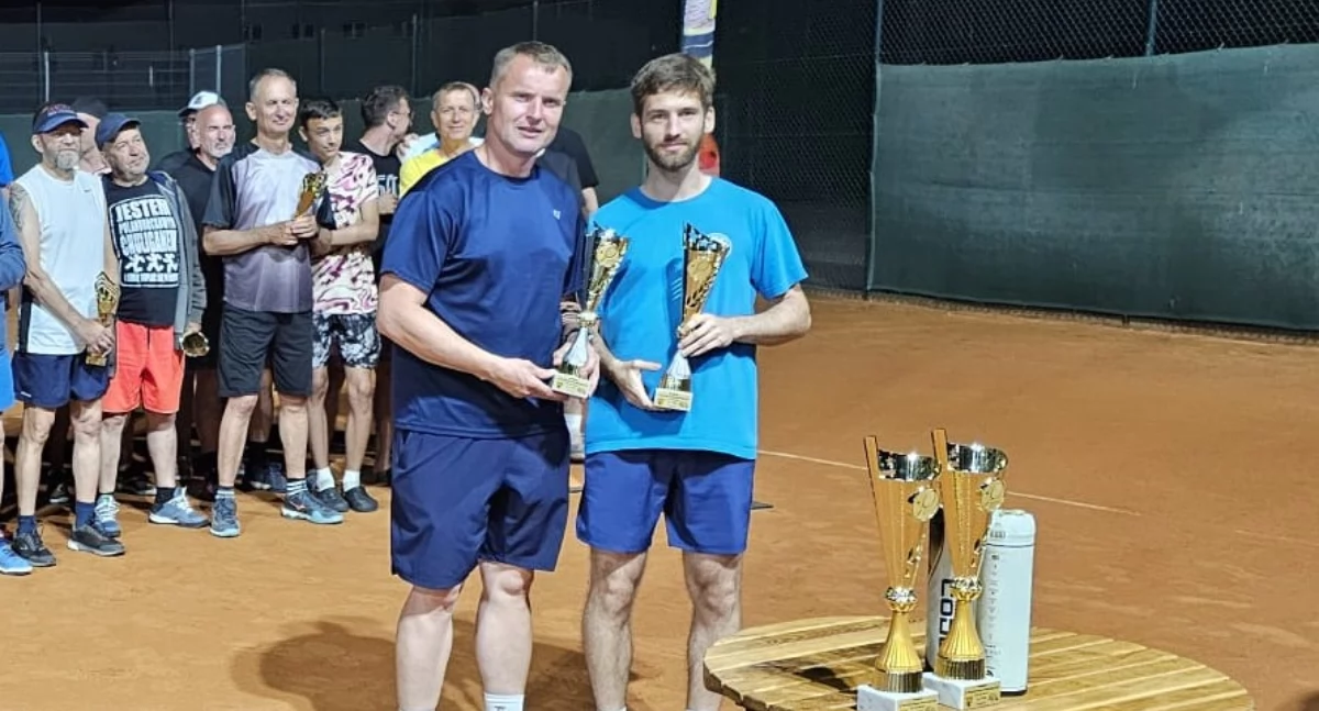 Tenis ziemny, pełna tenisa Złotowie - zdjęcie, fotografia
