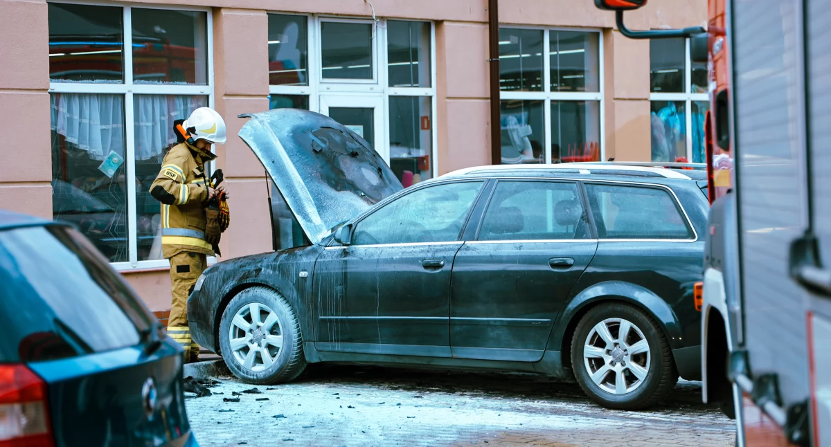 Straż pożarna, Pożar samochodu parkingu Marii Zientary Złotowie - zdjęcie, fotografia