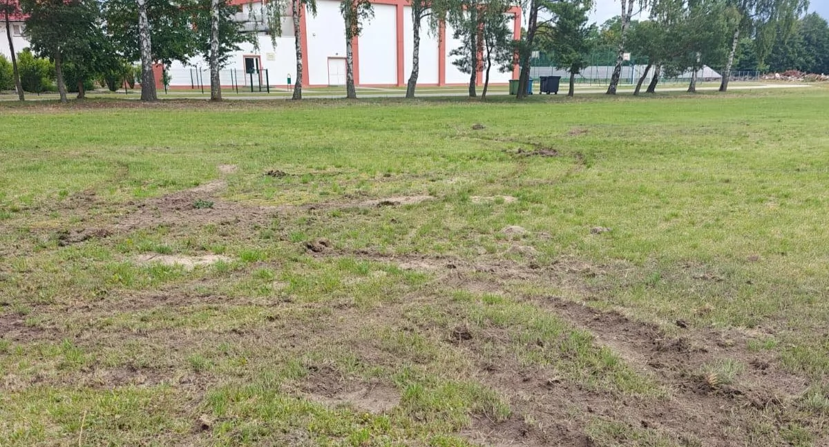 Piłka nożna, zniszczył boisko Radawnicy Szkoła szuka sprawcy - zdjęcie, fotografia