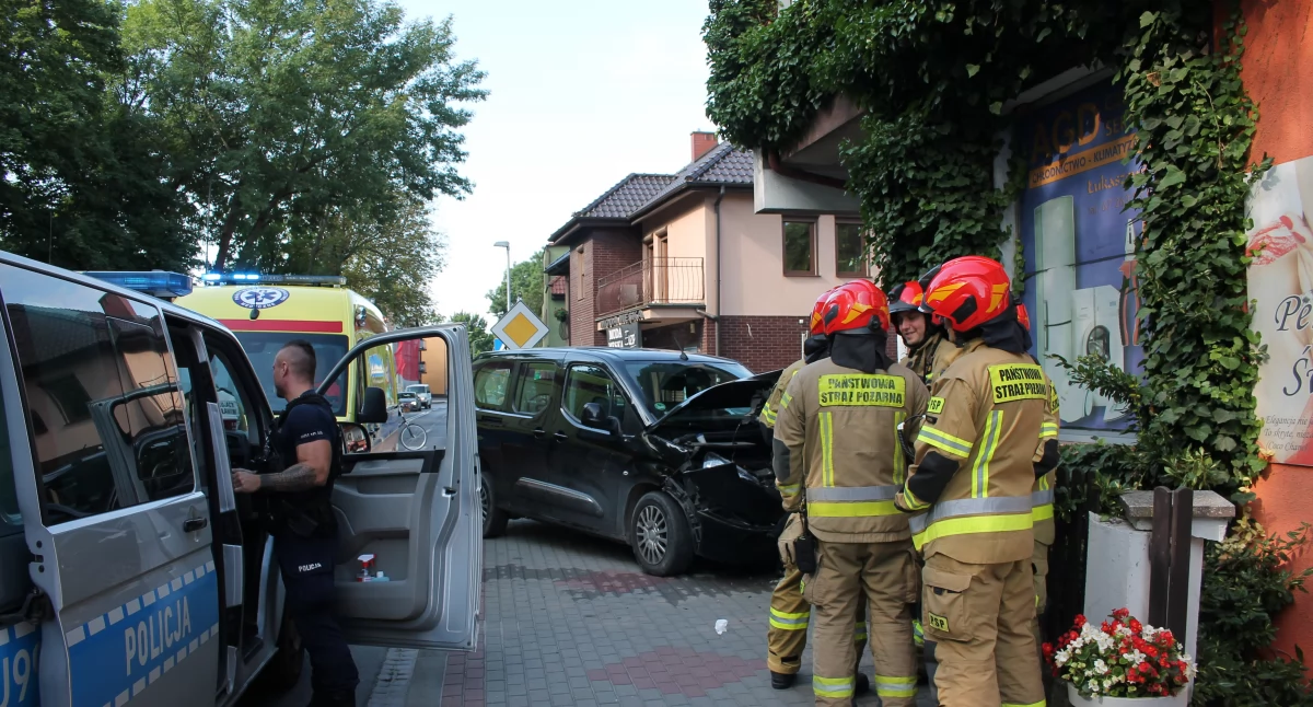 Wypadki drogowe, Wjechał ogrodzenie centrum Złotowa - zdjęcie, fotografia