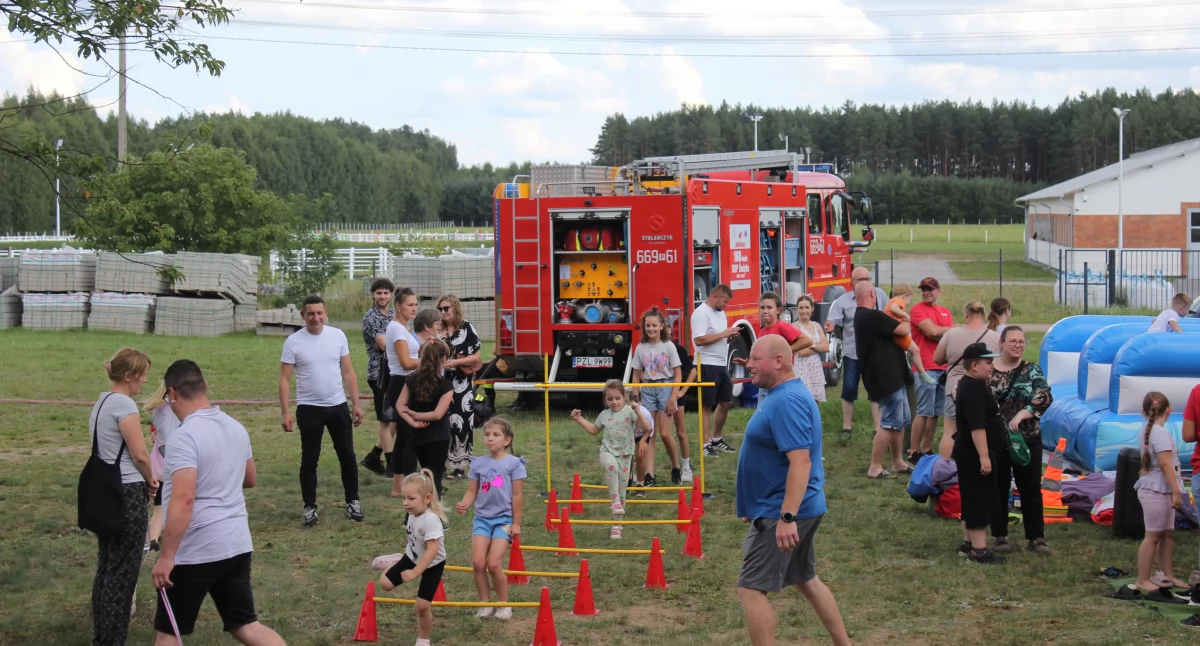 Spotkania Festyny, Dmuchane zamki biegi tańce udany festyn małych dużych - zdjęcie, fotografia