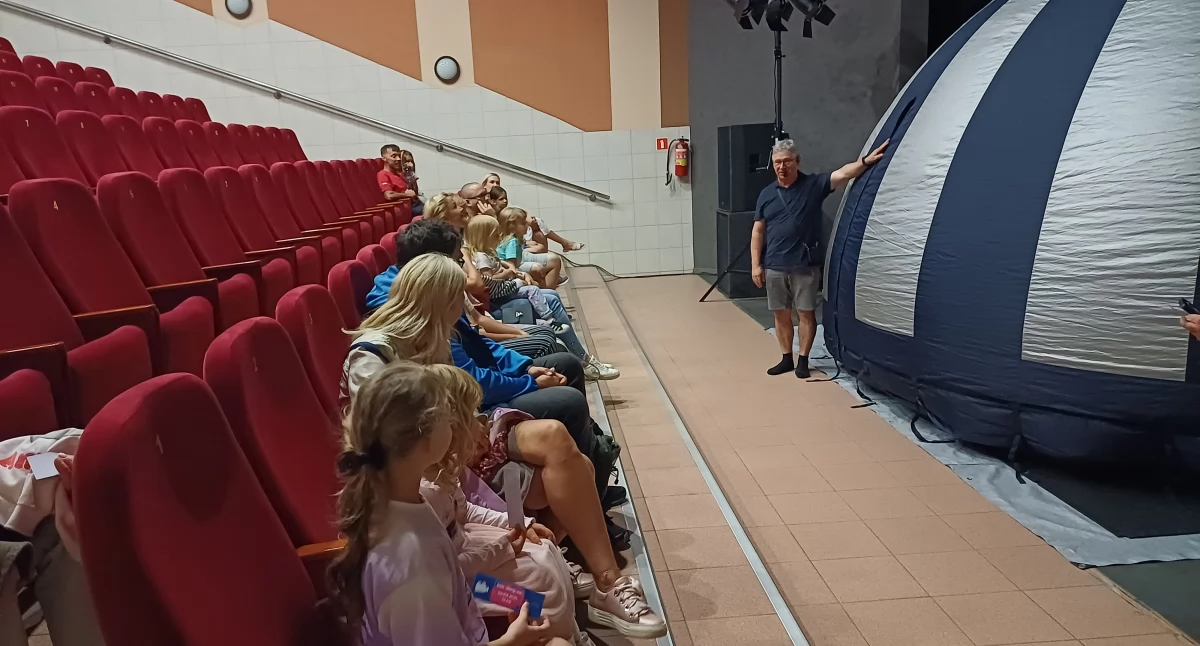 Kino film teatr, leżąco - zdjęcie, fotografia