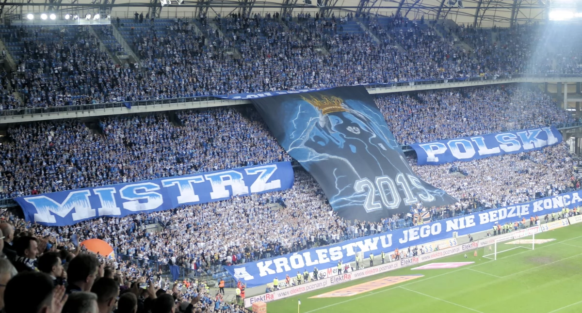 Źródło Foto: Wikimedia Commons, https://commons.wikimedia.org/wiki/File:Lech_Pozna%C5%84_2015_Mistrz_Polski_Stadion_01.JPG