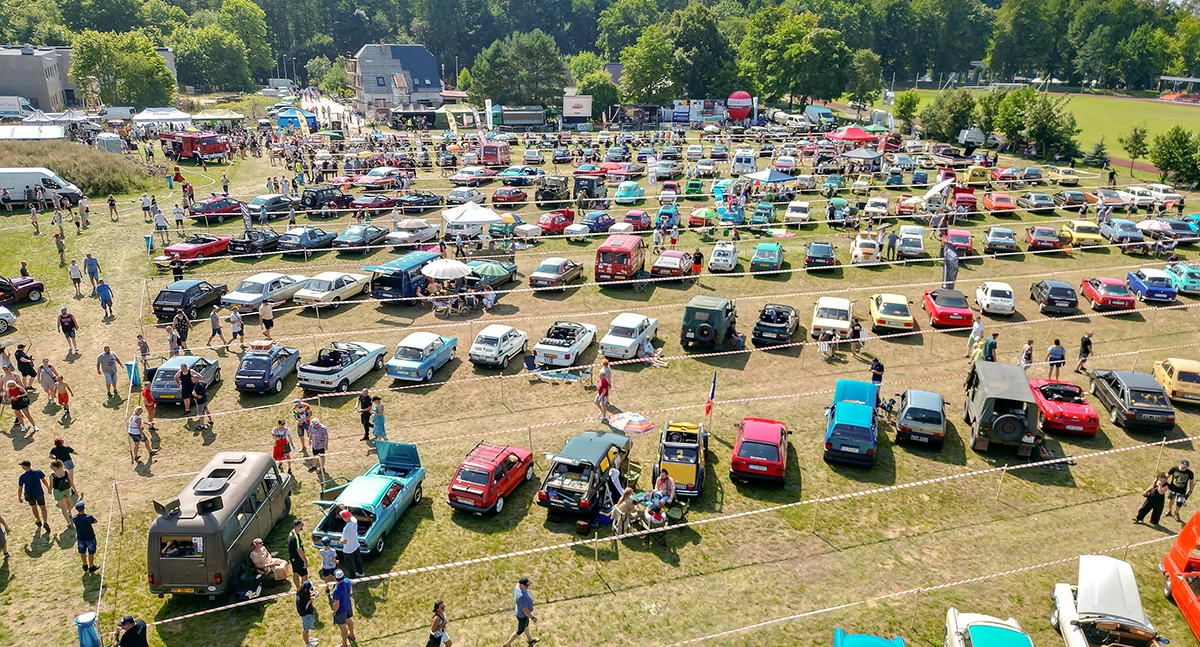 Motoryzacja, Wystawa pojazdów zabytkowych w nowym miejscu - zdjęcie, fotografia