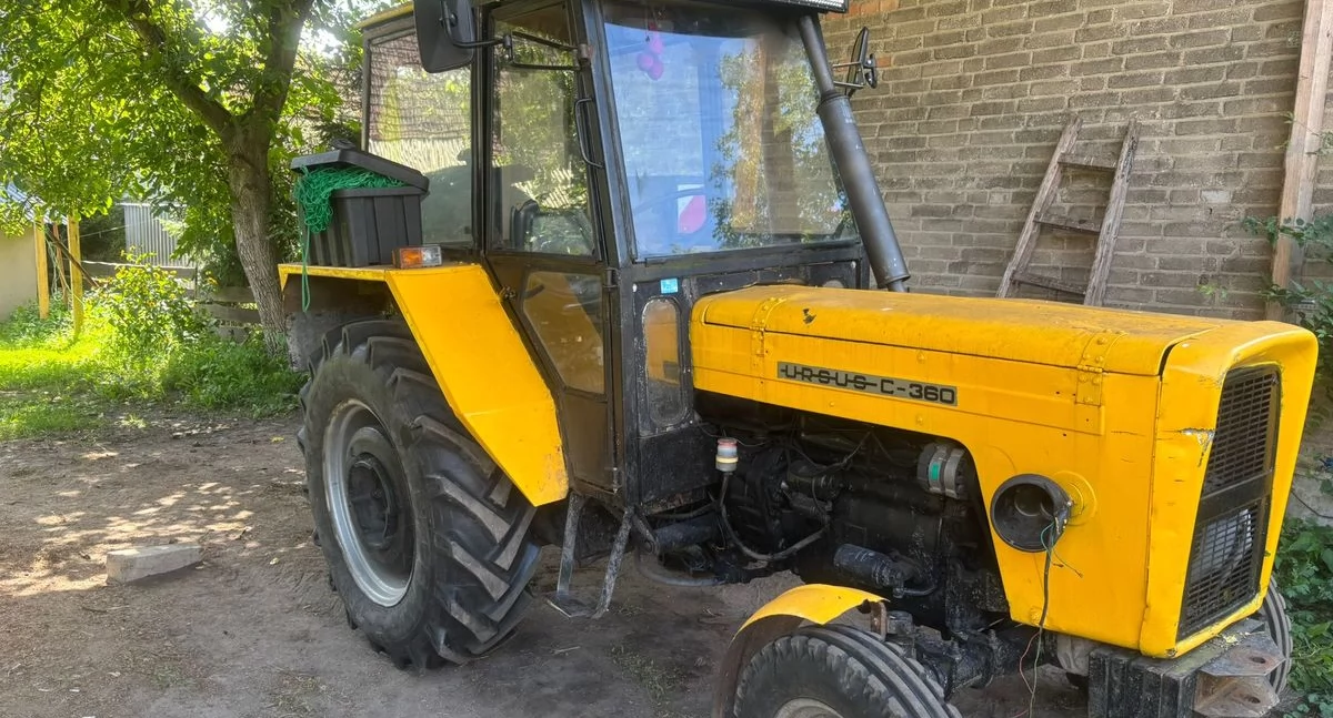 Kronika kryminalna, Traktorzysta promilami wjechał traktorem płot - zdjęcie, fotografia