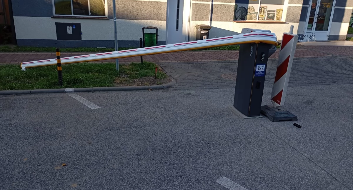 Policja - komunikaty i akcje, Dopiero zamontowane zniszczone Nocny incydent osiedlu - zdjęcie, fotografia