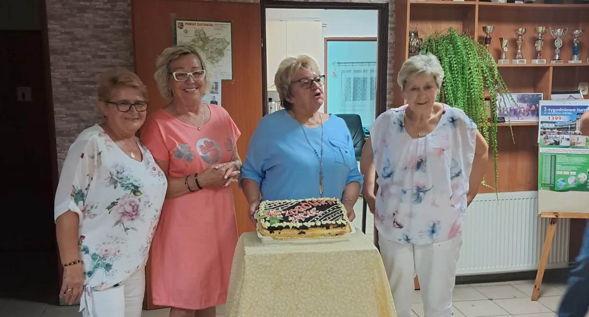 Ludzie losy pasje, Aktywni uśmiechnięci razem bawili seniorzy - zdjęcie, fotografia