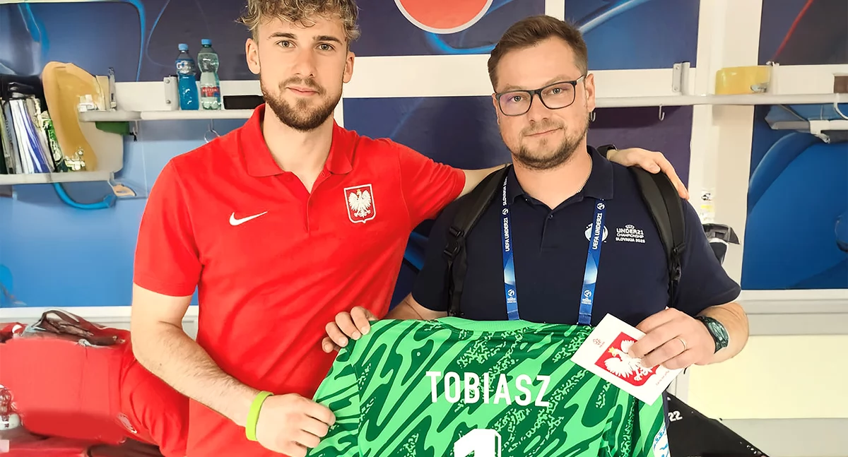 Z rąk kapitana Tobiasza otrzymałem pamiątkową meczową koszulkę reprezentacji z autografem w ramach podziękowania za zbliżający się koniec współpracy