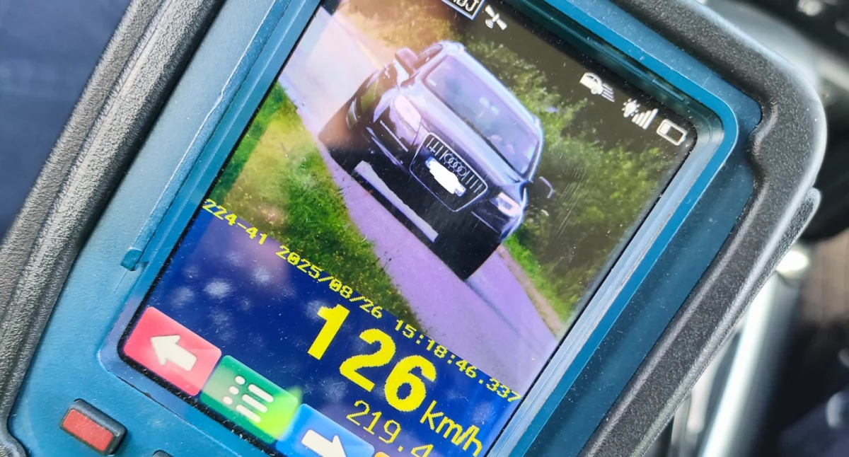 Policja - komunikaty i akcje, Błyskawiczna jazda szybka latek prawa jazdy - zdjęcie, fotografia