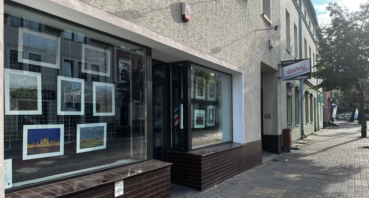 Wernisaże wystawy warsztaty, Delfina Skowrońska centrum miasta Rusza kolejna odsłona „Galerii Okienku” - zdjęcie, fotografia