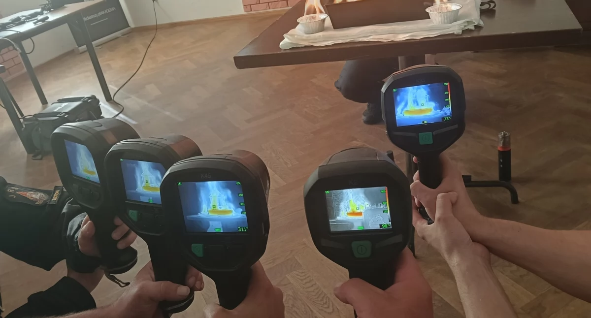 Straż pożarna, Strażacy Zakrzewa szkolili obsługi kamery termowizyjnej - zdjęcie, fotografia