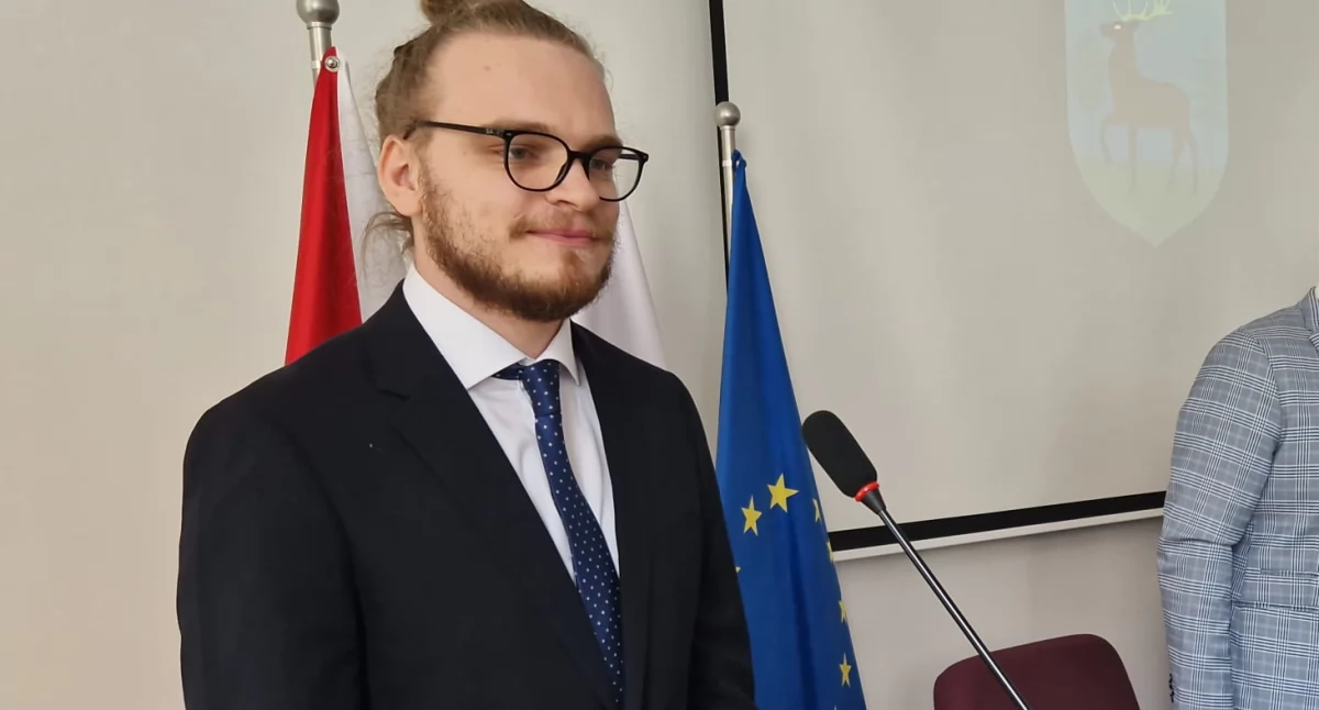 Samorządowcy, Łukasz Łazarski oficjalnie zaprzysiężony radnego Miejskiej Złotowie - zdjęcie, fotografia