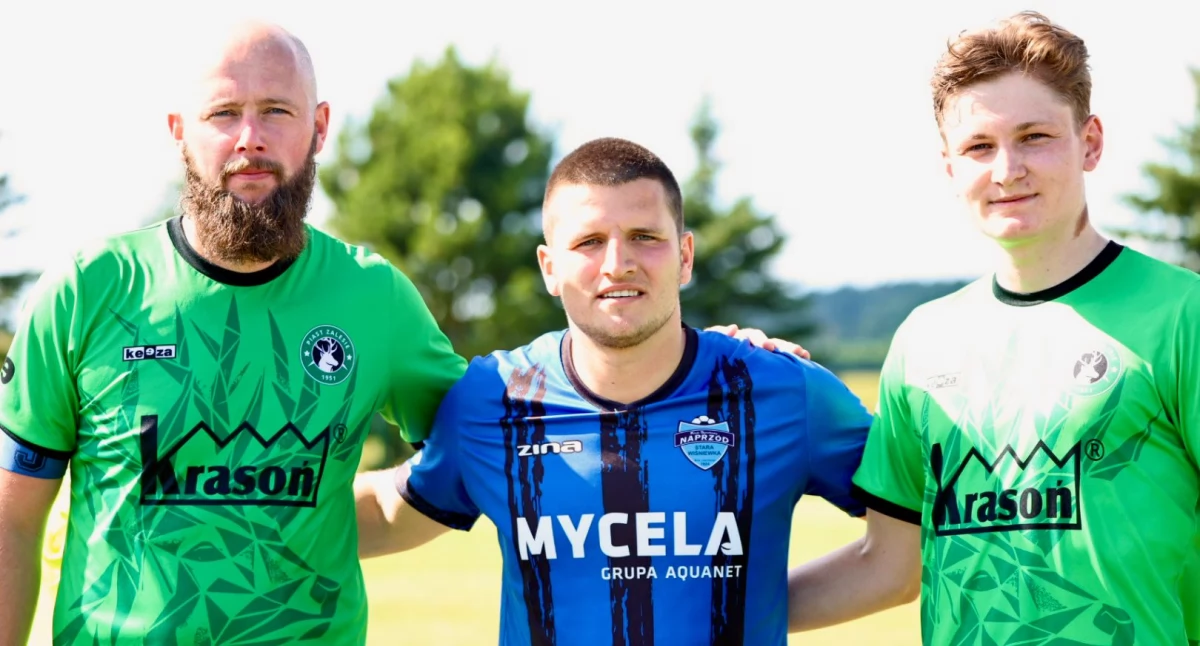 Filip Staszewski, Wojciech Kulasek i Norbert Ginda - mecze Klasy B to okazja do spotkania dobrych kumpli, nawet kiedy gra się w przeciwnych drużynach