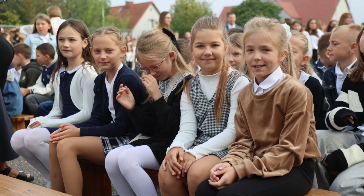 Edukacja, szkolny rozpoczęty Szkole Podstawowej - zdjęcie, fotografia