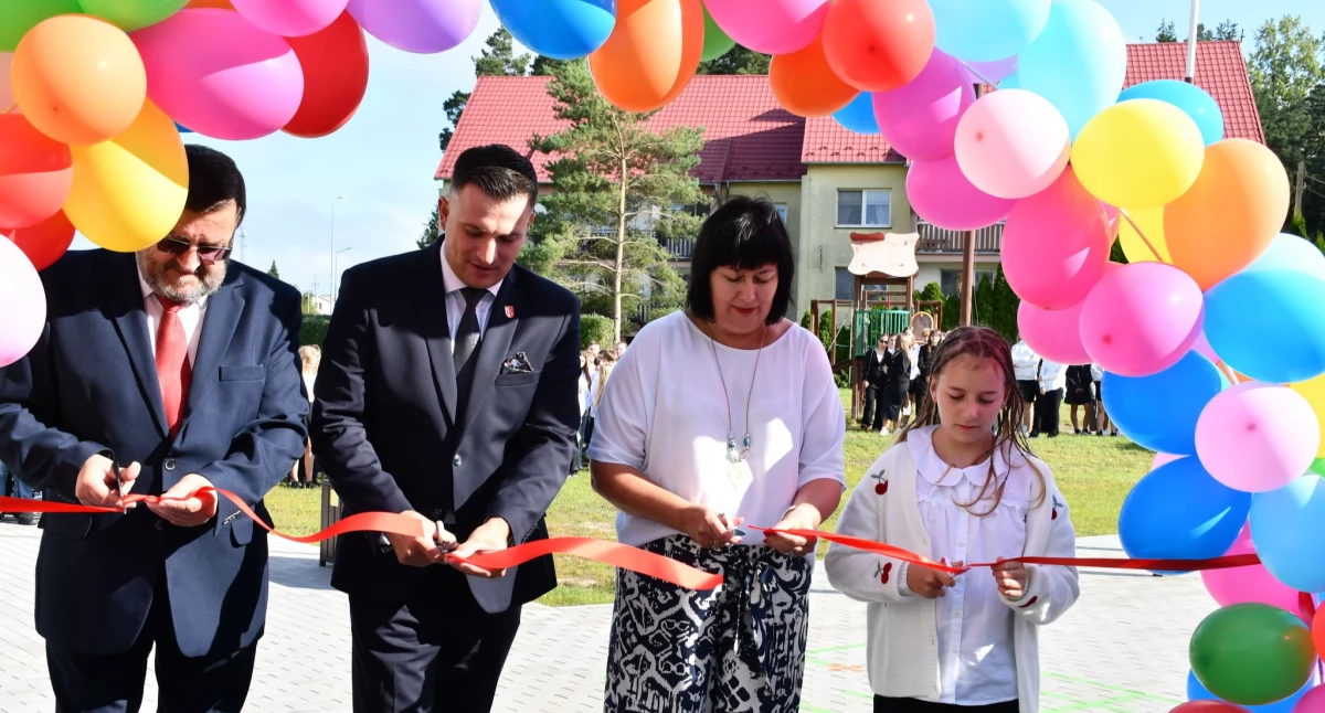 Edukacja, Szkoła Zakrzewie rozpoczęła szkolny nową infrastrukturą - zdjęcie, fotografia