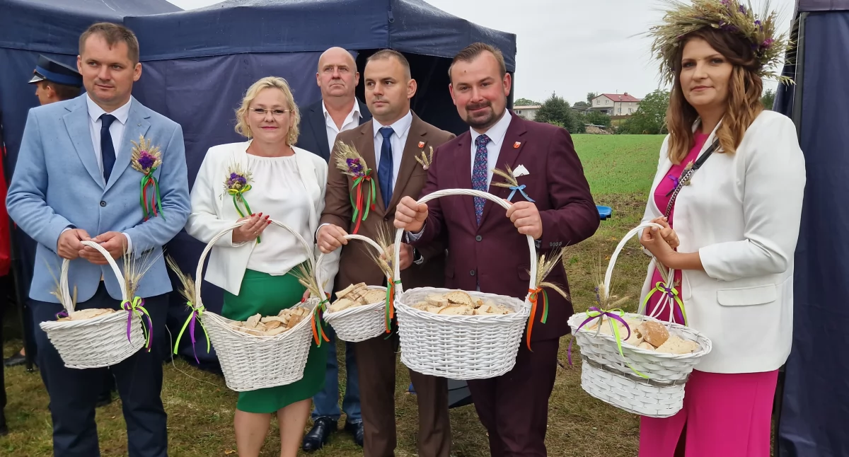 Spotkania Festyny, Wieńce chleb śpiew dożynkowym deszczu Podróżną - zdjęcie, fotografia