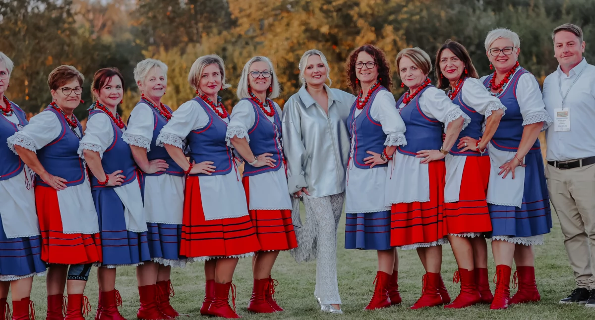 Spotkania Festyny, Dożynki Nowinach rozbrzmiały przebojami Andrzejewicz - zdjęcie, fotografia