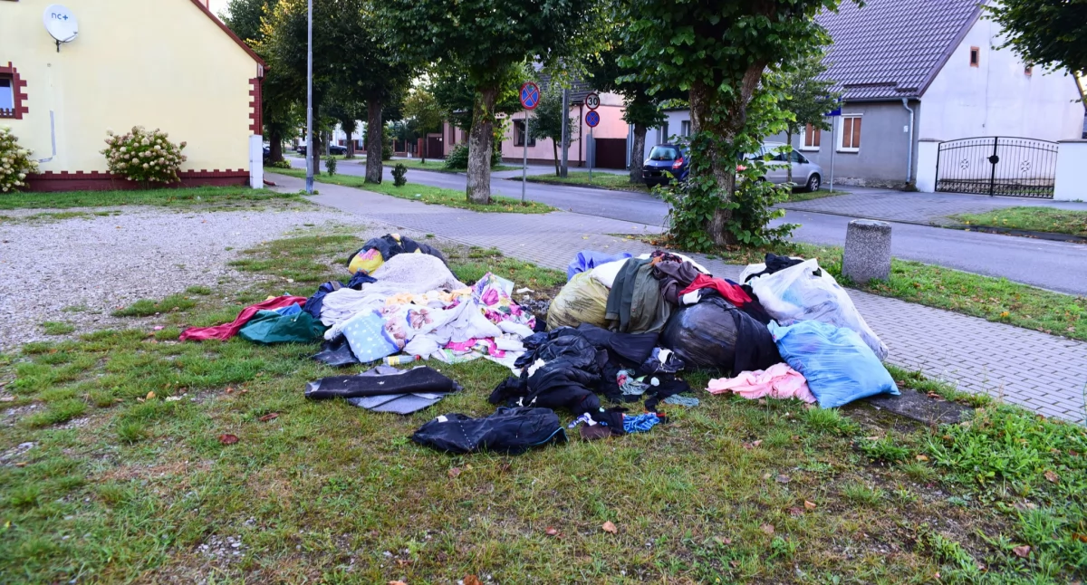 Administracja, Koniec kontenerami odzież! znikają Jastrowia wszystko przez śmieciarzy! - zdjęcie, fotografia