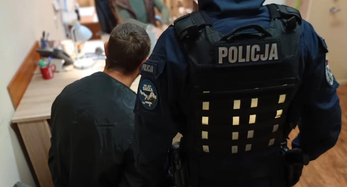 Badanie alkomatem wykazało u niego ponad 2 promile alkoholu we krwi. 