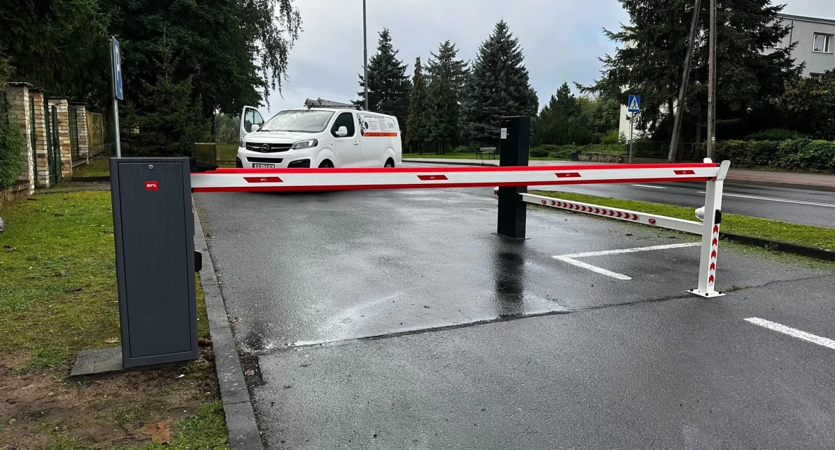 Inwestycje w powiecie, Szpitalny parking nowej odsłonie Nowoczesne rozwiązania kierowców - zdjęcie, fotografia
