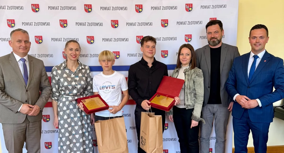 Pozostałe, Ignacy Adler Filip Derlatka wyróżnieni podczas sesji Powiatu - zdjęcie, fotografia