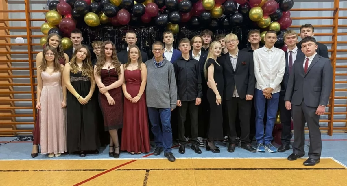Edukacja, Półmetek liceum nimi! Połowinki uczniów złotowskiego - zdjęcie, fotografia