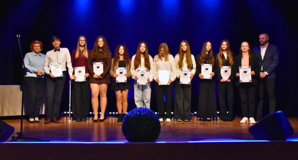 Edukacja, Najzdolniejsi uczniowie gminy Jastrowie nagrodzeni stypendiami - zdjęcie, fotografia