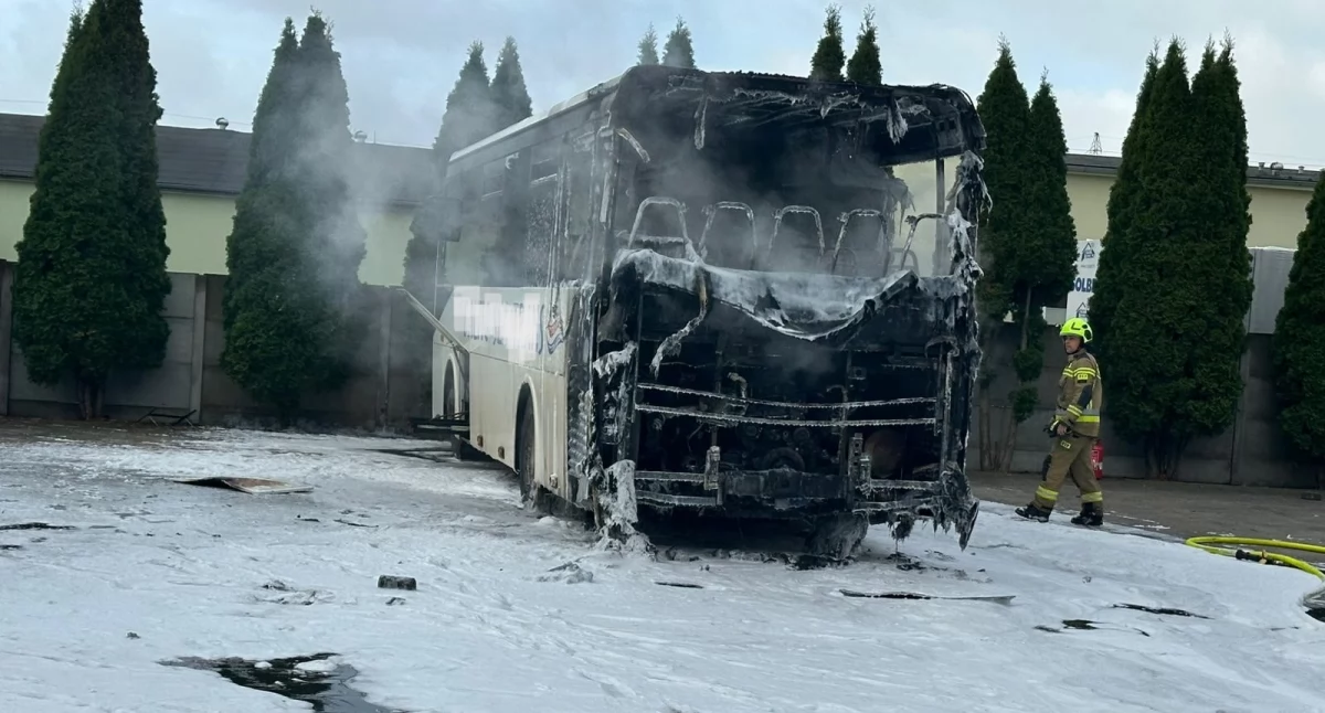 Straż pożarna, Spłonął autobus ogień bardzo szybko zajął wnętrze pojazdu! - zdjęcie, fotografia