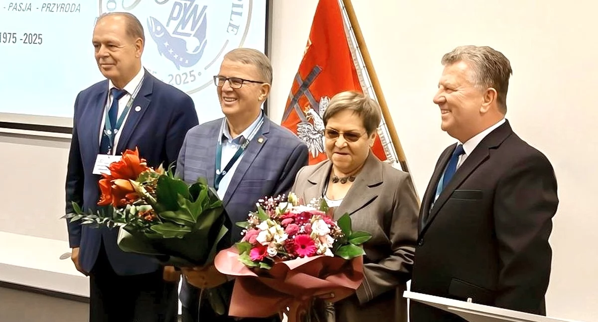 Dla Okręgu Nadnoteckiego PZW, Lidia Pirtań i Czesław Pachowicz (trzeci z prawej) to ludzie instytucje.  Jan Węglowski, (pierwszy z prawej) nie ukrywał, swojej wdzięczności dla nich za lata pracy (fot. ON PZW)