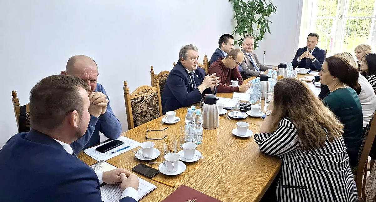 Drogi i komunikacja, Polityczna rozgrywka Krajence powiatowych drogach - zdjęcie, fotografia