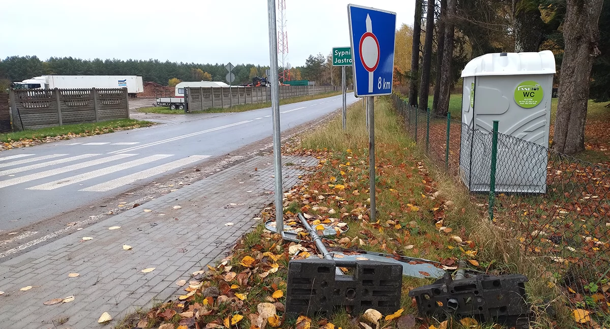 Drogi i komunikacja, zakazu rowie Ludzie zbuntowali jeżdżą drogą Sypniewo–Nadarzyce - zdjęcie, fotografia