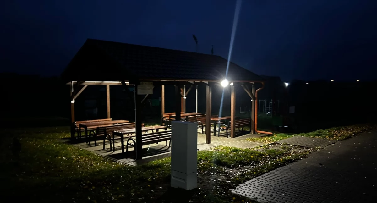 Inwestycje w powiecie, Ekologiczne lampy solarne oświetlają centrum Stawnicy - zdjęcie, fotografia