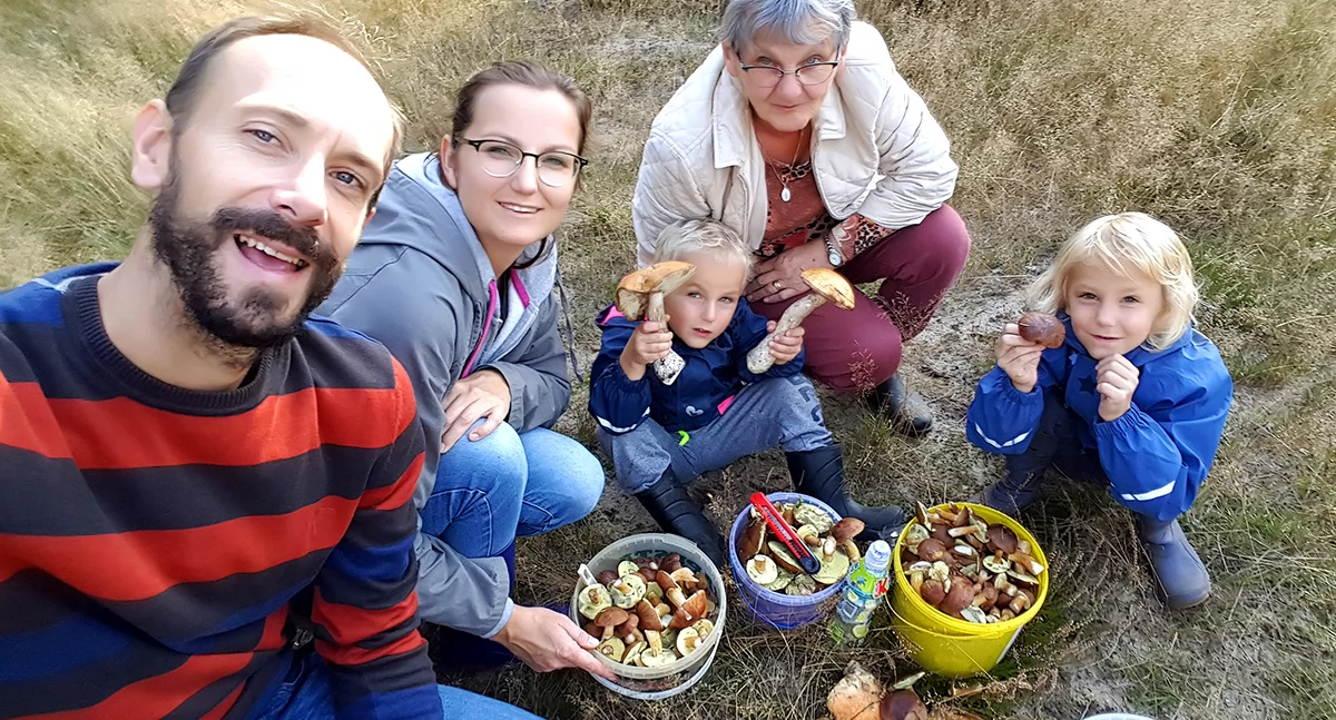 Rodzina państwa Podsiadłów jest potwierdzeniem, że grzybiarstwo to nie tylko pasja seniorów! Mało tego… – Mamy wielu znajomych w podobnym wieku, którzy zbierają grzyby. Nawet przesyłamy sobie zdjęcia najlepszych okazów czy też wspólnie organizujemy wypady do lasu. 