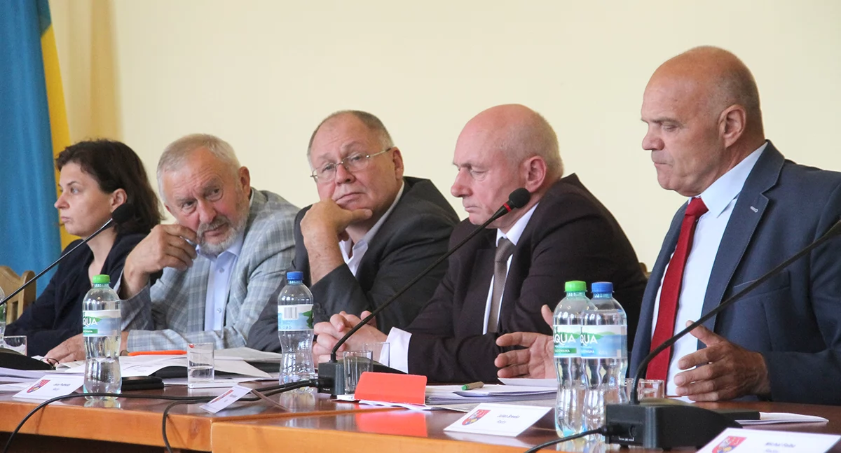 Od lewej radni: Dorota Banaś – przewodnicząca zespołu kontrolnego komisji rewizyjnej, Kazimierz Grochowski, Andrzej Kisiel, Jerzy Podmokły i Ryszard Goławski