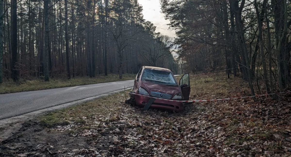 Wypadki drogowe, tygodnie wypadku samochód dalej czeka tylko - zdjęcie, fotografia
