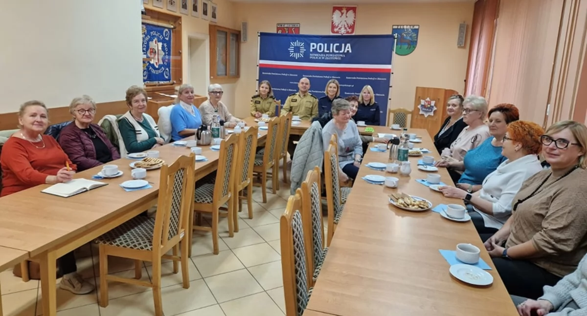 Straż pożarna, Strażacy policjanci edukują seniorów Złotowie - zdjęcie, fotografia