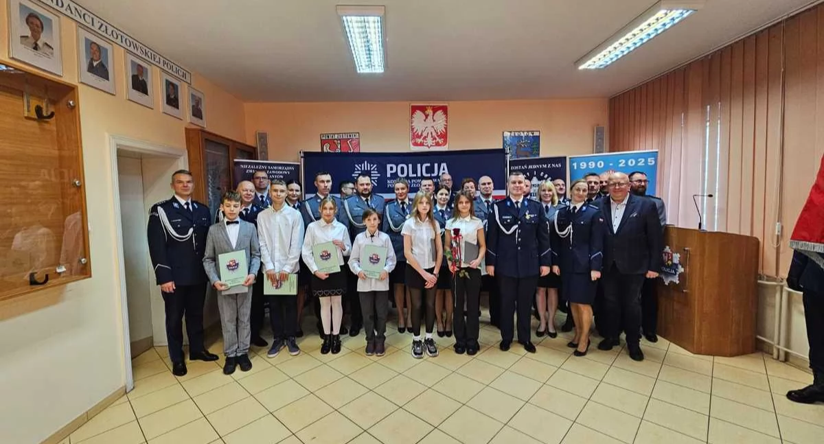 Policja - komunikaty i akcje, Nagrodzono policjanta który uratował życie latce - zdjęcie, fotografia