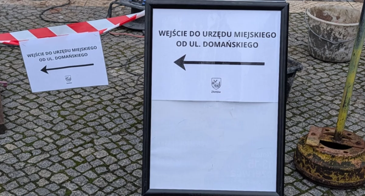 Inwestycje w powiecie, Remont wejściu Urzędu Miejskiego - zdjęcie, fotografia