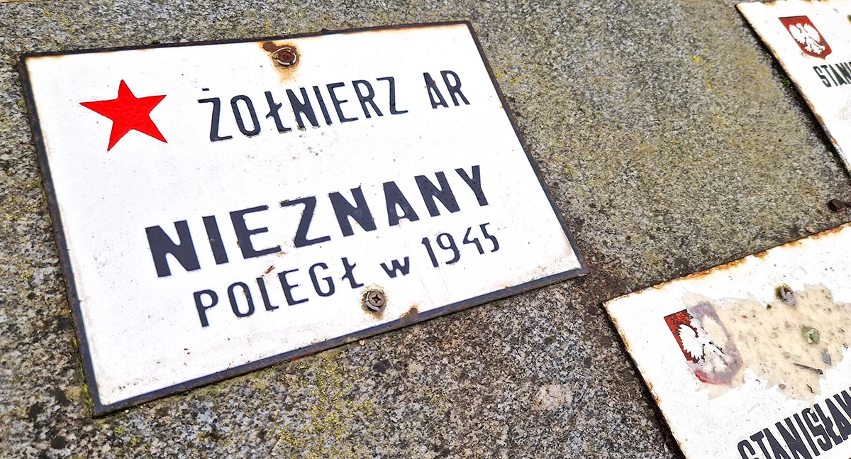 Administracja, chcą czerwonych gwiazd na mogiłach Cmentarza Wojennego - zdjęcie, fotografia