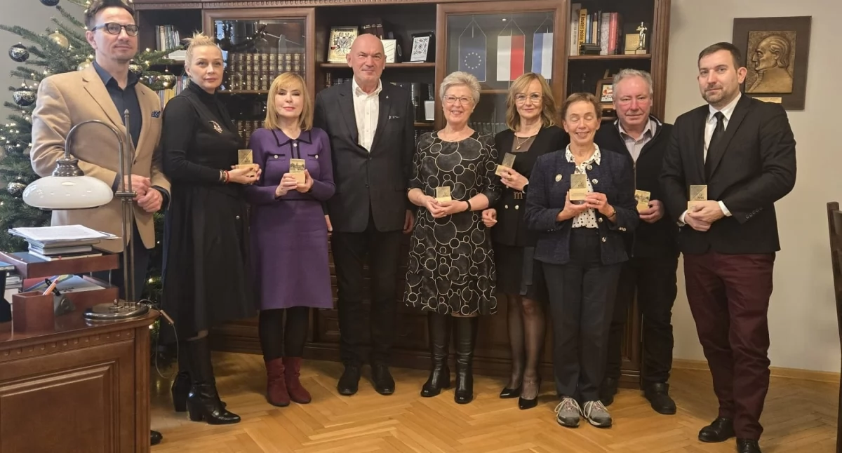 Zdrowie Uroda Szpital, Medal Naczelnej Pielęgniarki Złotowa Uczelnia dziękuje szpital gratuluje - zdjęcie, fotografia