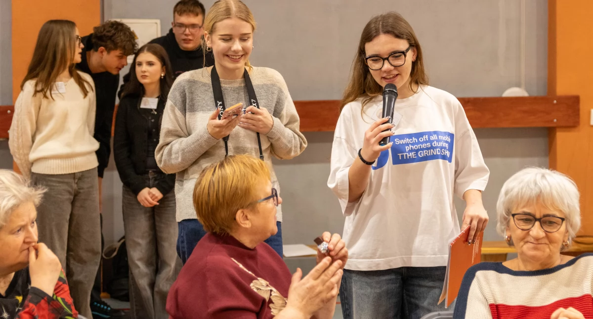 Charytatywnie, Licealistki Złotowa ruszyły pomocą seniorów - zdjęcie, fotografia