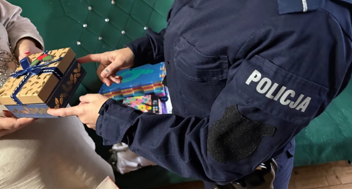 Policja - komunikaty i akcje, Świąteczne paczki złotowskich policjantów - zdjęcie, fotografia