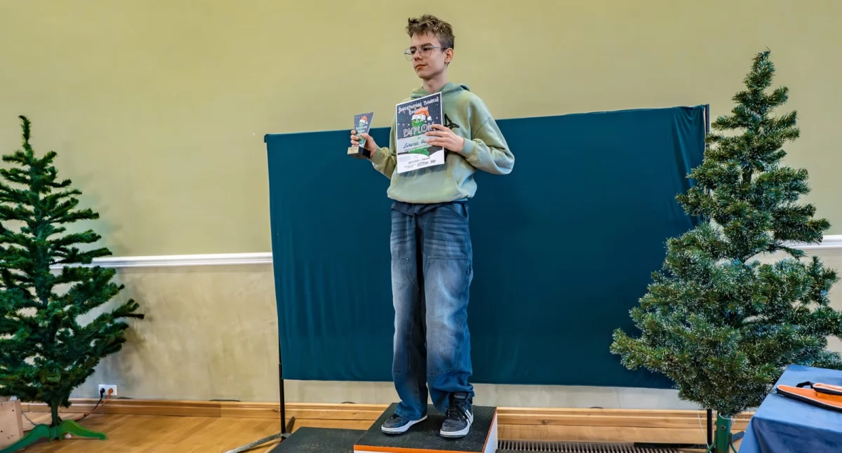 Szachy karty, Złotowscy juniorzy sprawdzili świątecznych turniejach szachowych - zdjęcie, fotografia